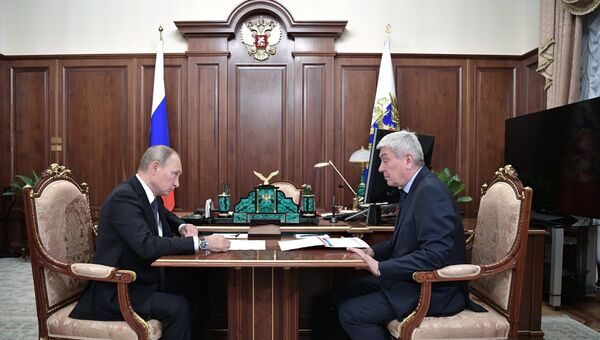 Президент РФ Владимир Путин и директор Федеральной службы по финансовому мониторингу Юрий Чиханчин во время встречи. 23 октября 2017 Президент РФ Владимир Путин и директор Федеральной службы по финансовому мониторингу Юрий Чиханчин во время встречи. 23 октября 2017