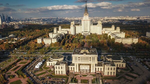 Фундаментальная библиотека и главное здание МГУ в Москве