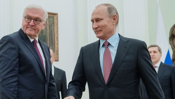 Владимир Путин и федеральный президент Федеративной Республики Германия Франк-Вальтер Штайнмайер во время встречи. 25 октября 2017 Владимир Путин и федеральный президент Федеративной Республики Германия Франк-Вальтер Штайнмайер во время встречи. 25 октября 2017
