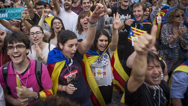 Участники акции у здания парламента Каталонии в поддержку провозглашения независимости. 27 октября 2017 Участники акции у здания парламента Каталонии в поддержку провозглашения независимости. 27 октября 2017