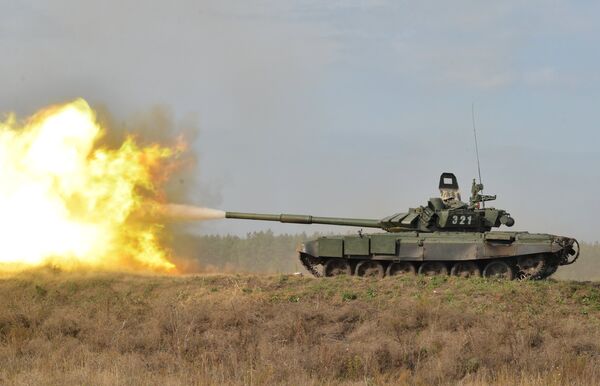 Танк Т-72Б3 во время учений на полигоне Погоново в Воронежской области Танк Т-72Б3 во время учений на полигоне Погоново в Воронежской области