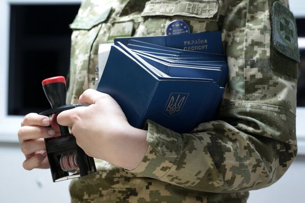 Сотрудница пограничной службы Украины на международном пункте пропуска через украинско-польскую границу Сотрудница пограничной службы Украины на международном пункте пропуска через украинско-польскую границу