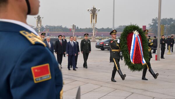 Председатель правительства РФ Дмитрий Медведев во время церемонии возложения венка к Памятнику народным героям в Пекине. 31 октября 2017 Председатель правительства РФ Дмитрий Медведев во время церемонии возложения венка к Памятнику народным героям в Пекине. 31 октября 2017