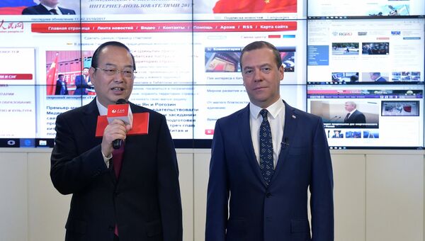 Председатель правительства РФ Дмитрий Медведев во время онлайн-конференции с китайскими интернет-пользователями в редакции сайта Жэньминьван. 31 октября 2017 Председатель правительства РФ Дмитрий Медведев во время онлайн-конференции с китайскими интернет-пользователями в редакции сайта Жэньминьван. 31 октября 2017