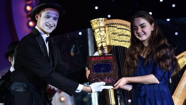Музыкант Анастасия Волкомурова получает премию радио JAZZ 89.1 FM Все цвета джаза - 2017 в номинации Открытие года Музыкант Анастасия Волкомурова получает премию радио JAZZ 89.1 FM Все цвета джаза - 2017 в номинации Открытие года