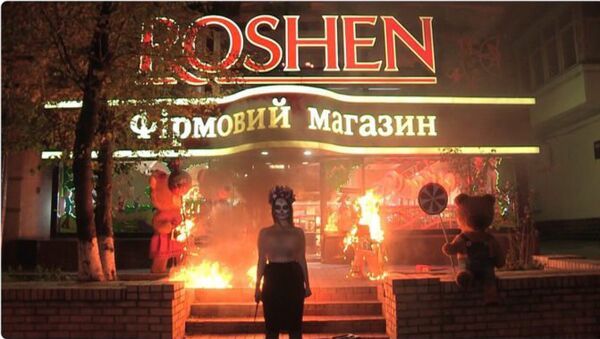 Активистка Femen подожгла игрушечных медведей у магазина Roshen в Киеве Активистка Femen подожгла игрушечных медведей у магазина Roshen в Киеве