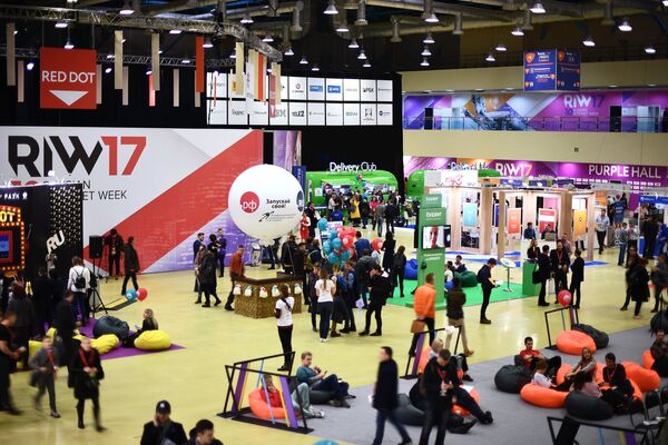 Посетители на Russian Internet Week (Неделя российского интернета / RIW) в центральном выставочном комплексе Экспоцентр в Москве Посетители на Russian Internet Week (Неделя российского интернета / RIW) в центральном выставочном комплексе Экспоцентр в Москве