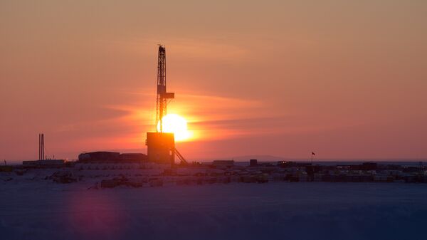 Буровая установка на месте бурения нефтяной скважины Буровая установка на месте бурения нефтяной скважины
