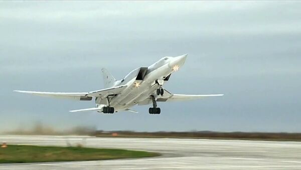 Бомбардировщик Ту-22М3 ВКС РФ во время взлета перед выполнением операции по нанесению авиаударов по объектам террористов в провинции Дейр-эз-Зор. 1 ноября 2017 Бомбардировщик Ту-22М3 ВКС РФ во время взлета перед выполнением операции по нанесению авиаударов по объектам террористов в провинции Дейр-эз-Зор. 1 ноября 2017