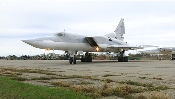 Бомбардировщик Ту-22М3 ВКС РФ готовится к взлету для выполнения операции по нанесению авиаударов по объектам террористов в провинции Дейр-эз-Зор Бомбардировщик Ту-22М3 ВКС РФ готовится к взлету для выполнения операции по нанесению авиаударов по объектам террористов в провинции Дейр-эз-Зор