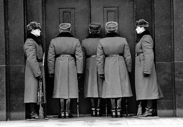 Смена почетного караула около Мавзолея В. И. Ленина Смена почетного караула около Мавзолея В. И. Ленина