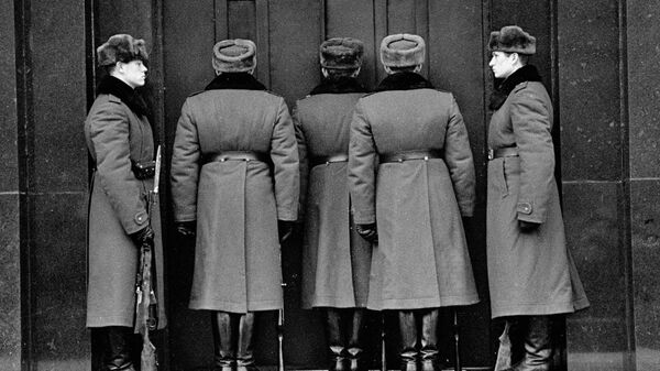 Смена почетного караула около Мавзолея В. И. Ленина Смена почетного караула около Мавзолея В. И. Ленина