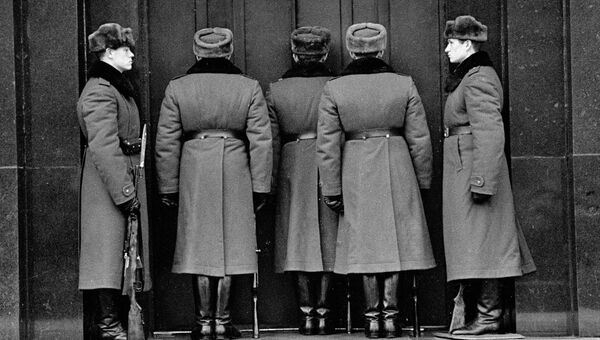 Смена почетного караула около Мавзолея В. И. Ленина Смена почетного караула около Мавзолея В. И. Ленина