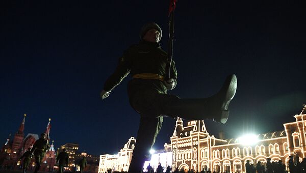 Военнослужащие во время репетиции марша, посвященного 76-й годовщине военного парада на Красной площади 7 ноября 1941 года Военнослужащие во время репетиции марша, посвященного 76-й годовщине военного парада на Красной площади 7 ноября 1941 года