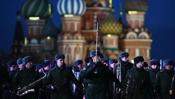 Военнослужащие во время репетиции марша, посвященного 76-й годовщине военного парада на Красной площади 7 ноября 1941 года Военнослужащие во время репетиции марша, посвященного 76-й годовщине военного парада на Красной площади 7 ноября 1941 года