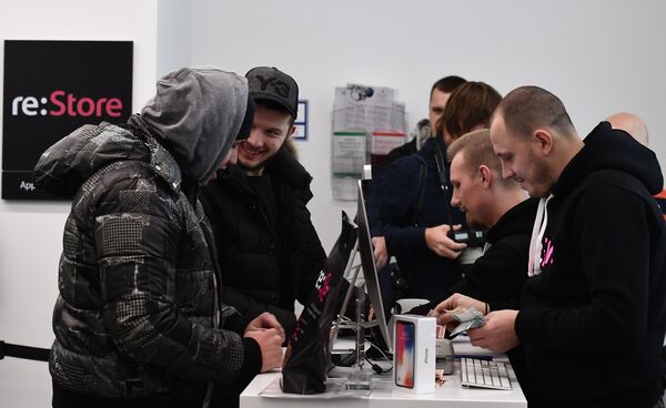 Покупатели во время старта продаж нового смартфона iPhone X в магазине re:Store на Тверской улице в Москве Покупатели во время старта продаж нового смартфона iPhone X в магазине re:Store на Тверской улице в Москве