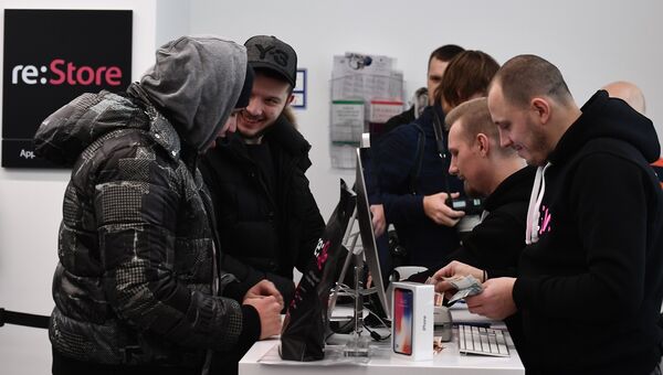 Покупатели во время старта продаж нового смартфона iPhone X в магазине re:Store на Тверской улице в Москве Покупатели во время старта продаж нового смартфона iPhone X в магазине re:Store на Тверской улице в Москве
