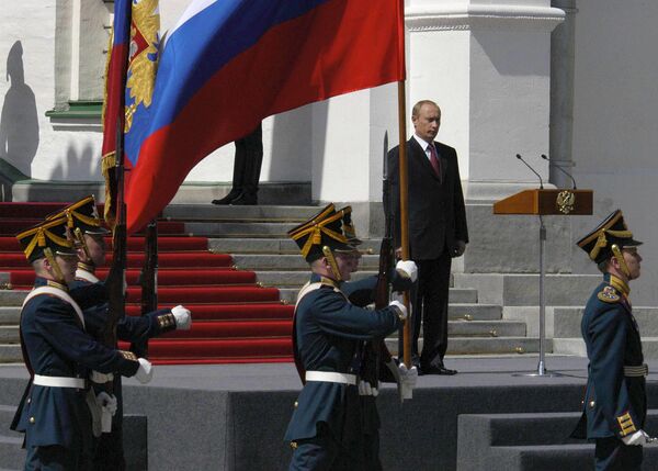 Смотр Президентского полка на Соборной площади Кремля во время церемонии официального вступления в должность президента России Владимира Путина Смотр Президентского полка на Соборной площади Кремля во время церемонии официального вступления в должность президента России Владимира Путина