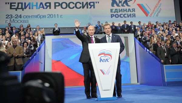 Президент России Дмитрий Медведев и председатель правительства России Владимир Путин после перерыва на XII Съезде Единой России в зале ДС Лужники Президент России Дмитрий Медведев и председатель правительства России Владимир Путин после перерыва на XII Съезде Единой России в зале ДС Лужники