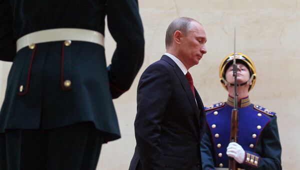 Избранный президент РФ Владимир Путин во время церемонии инаугурации. 7 мая 2012 Избранный президент РФ Владимир Путин во время церемонии инаугурации. 7 мая 2012