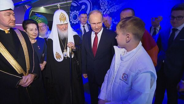 Путин пообщался с юным изобретателем и осмотрел экспонаты на выставке в Манеже Путин пообщался с юным изобретателем и осмотрел экспонаты на выставке в Манеже