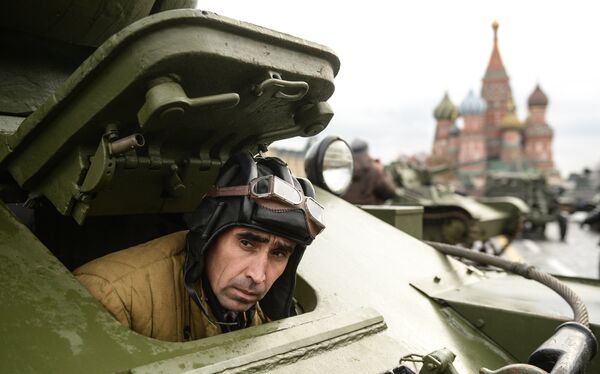 Военнослужащий на генеральной репетиции марша, посвященного 76-й годовщине парада 1941 года, на Красной площади в Москве Военнослужащий на генеральной репетиции марша, посвященного 76-й годовщине парада 1941 года, на Красной площади в Москве