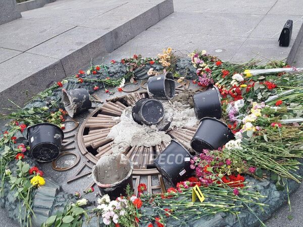 Вечный огонь в Киеве, залитый цементом Вечный огонь в Киеве, залитый цементом