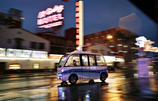 Пассажирский шаттл на автоматическом управлении в Лас-Вегасе, США Пассажирский шаттл на автоматическом управлении в Лас-Вегасе, США