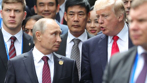 Президент РФ Владимир Путин и президент США Дональд Трамп перед рабочим заседанием лидеров экономик форума Азиатско-Тихоокеанского экономического сотрудничества. 11 ноября 2017 Президент РФ Владимир Путин и президент США Дональд Трамп перед рабочим заседанием лидеров экономик форума Азиатско-Тихоокеанского экономического сотрудничества. 11 ноября 2017