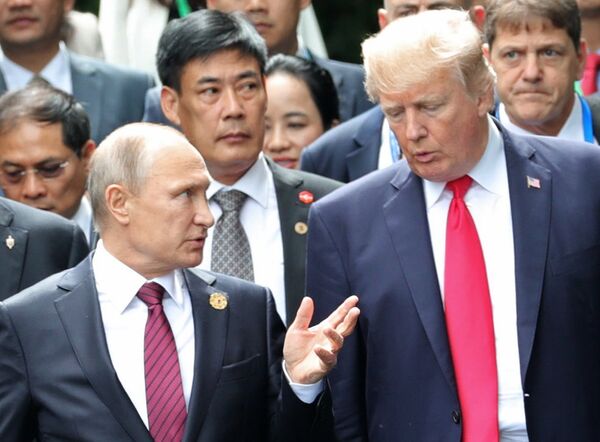 Президент РФ Владимир Путин и президент США Дональд Трамп перед рабочим заседанием лидеров экономик форума Азиатско-Тихоокеанского экономического сотрудничества. 11 ноября 2017 Президент РФ Владимир Путин и президент США Дональд Трамп перед рабочим заседанием лидеров экономик форума Азиатско-Тихоокеанского экономического сотрудничества. 11 ноября 2017
