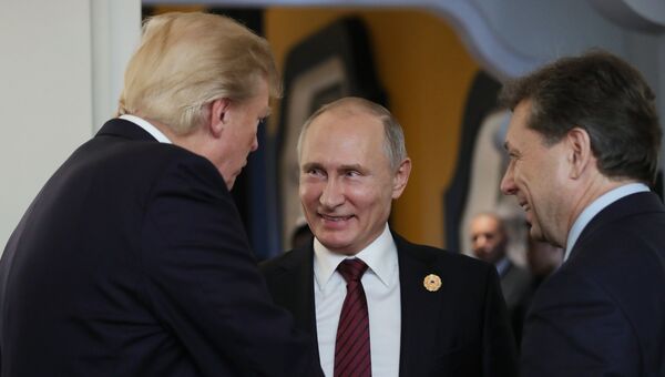 Президент США Дональд Трамп и президент РФ Владимир Путин в перерыве рабочего заседания лидеров экономик форума Азиатско-Тихоокеанского экономического сотрудничества. 11 ноября 2017 Президент США Дональд Трамп и президент РФ Владимир Путин в перерыве рабочего заседания лидеров экономик форума Азиатско-Тихоокеанского экономического сотрудничества. 11 ноября 2017