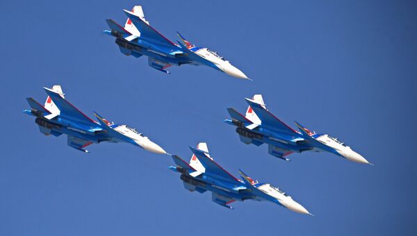 Выступление пилотажной группы ВКС России Русские витязи на истребителях Су-30СМ во время демонстрационного полета на Международной авиационно-космической выставке Dubai Airshow 2017 Выступление пилотажной группы ВКС России Русские витязи на истребителях Су-30СМ во время демонстрационного полета на Международной авиационно-космической выставке Dubai Airshow 2017
