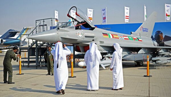 Посетители Международной авиационно-космической выставки Dubai Airshow 2017 фотографируют многоцелевой истребитель четвёртого поколения Eurofighter Typhoon Посетители Международной авиационно-космической выставки Dubai Airshow 2017 фотографируют многоцелевой истребитель четвёртого поколения Eurofighter Typhoon