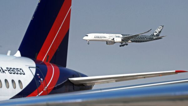 Пассажирский дальнемагистральный лайнер Airbus A350 во время демонстрационного полета на Международной авиационно-космической выставке Dubai Airshow 2017 Пассажирский дальнемагистральный лайнер Airbus A350 во время демонстрационного полета на Международной авиационно-космической выставке Dubai Airshow 2017