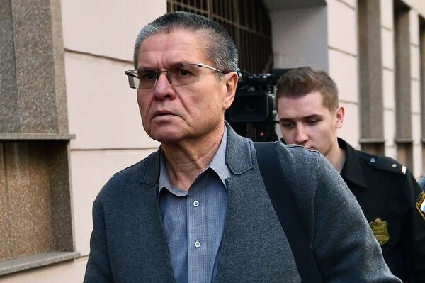 Экс-министр экономического развития Алексей Улюкаев перед заседанием Замоскворецкого суда города Москвы. 13 ноября 2017 Экс-министр экономического развития Алексей Улюкаев перед заседанием Замоскворецкого суда города Москвы. 13 ноября 2017