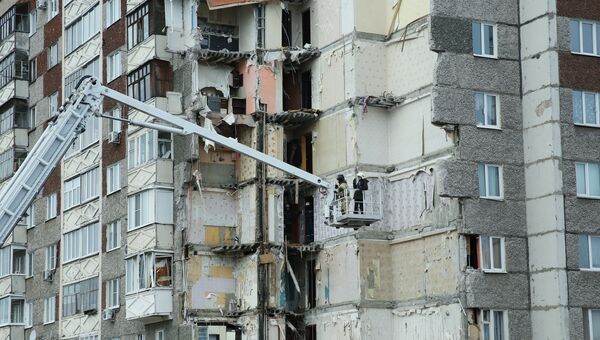Сотрудники МЧС РФ продолжают работы на месте обрушения части жилого панельного дома по Удмуртской улице в Ижевске. 12 ноября 2017 Сотрудники МЧС РФ продолжают работы на месте обрушения части жилого панельного дома по Удмуртской улице в Ижевске. 12 ноября 2017