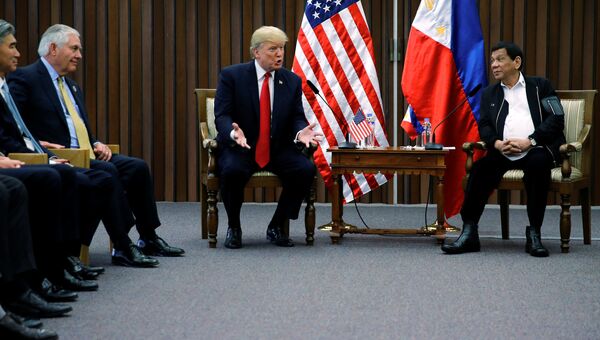 Президент США Дональд Трамп во время встречи с президентом Филиппин Родриго Дутерте. 13 ноября 2017 Президент США Дональд Трамп во время встречи с президентом Филиппин Родриго Дутерте. 13 ноября 2017