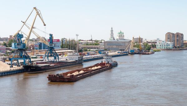 Морской порт в городе Астрахань. Архивное фото Морской порт в городе Астрахань. Архивное фото