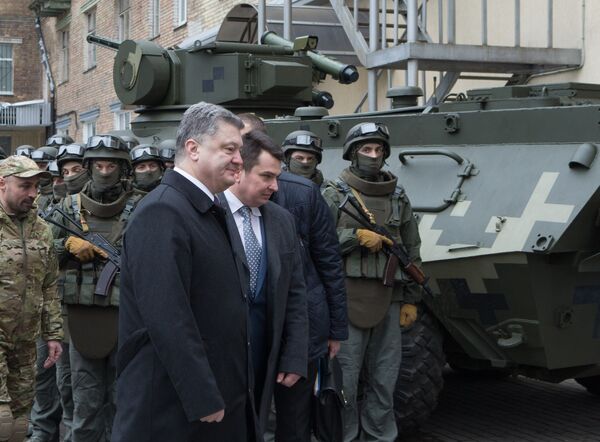 Президент Украины Петр Порошенко и глава Национального антикоррупционного бюро Украины Артем Сытник принимают участие в церемонии принесения присяги сотрудниками НАБУ в Киеве Президент Украины Петр Порошенко и глава Национального антикоррупционного бюро Украины Артем Сытник принимают участие в церемонии принесения присяги сотрудниками НАБУ в Киеве