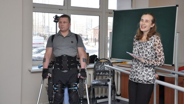 Пилот экзоскелета Сергей Рубинштейн и доцент кафедры физической культуры и медицинской реабилитации Северного государственного медицинского университета, координатор проекта, Елена Бондаренко Пилот экзоскелета Сергей Рубинштейн и доцент кафедры физической культуры и медицинской реабилитации Северного государственного медицинского университета, координатор проекта, Елена Бондаренко