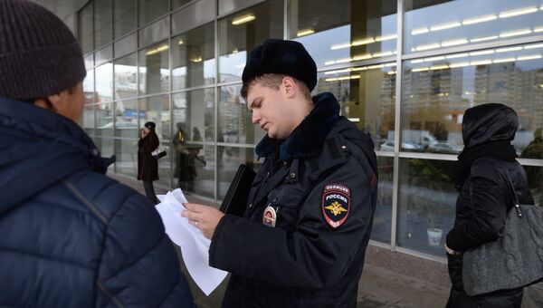 Старший лейтенант полиции Анатолий Арабкин проверяет документы во время планового обхода в Москве. 16 ноября 2017 Старший лейтенант полиции Анатолий Арабкин проверяет документы во время планового обхода в Москве. 16 ноября 2017