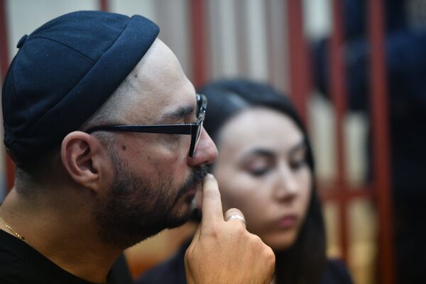 Режиссер Кирилл Серебренников, обвиняемый в организации крупного мошенничества, в Басманном суде Москвы. 17 октября 2017 Режиссер Кирилл Серебренников, обвиняемый в организации крупного мошенничества, в Басманном суде Москвы. 17 октября 2017