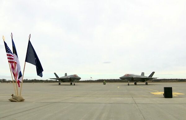 Американские истребители F-35 на авиабазе Амари в Харьюмаа, Эстония Американские истребители F-35 на авиабазе Амари в Харьюмаа, Эстония