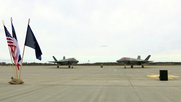 Американские истребители F-35 на авиабазе Амари в Харьюмаа, Эстония Американские истребители F-35 на авиабазе Амари в Харьюмаа, Эстония