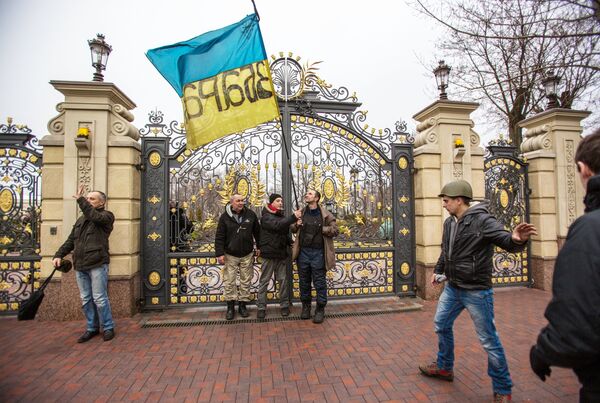 Сторонники оппозиции у ворот резиденции президента Украины Виктора Януковича Межигорье под Киевом. 22 февраля 2014 Сторонники оппозиции у ворот резиденции президента Украины Виктора Януковича Межигорье под Киевом. 22 февраля 2014