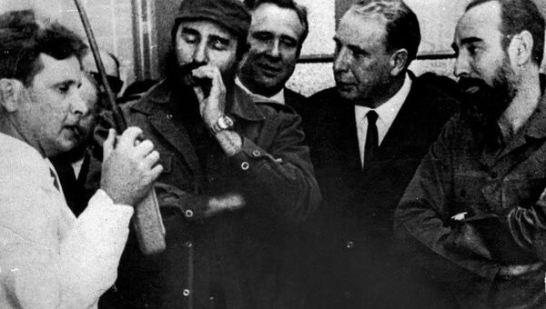 Доцент кафедры ядерной физики МИФИ А.А. Поляков запускает разработанный для Кубы подкритический стенд Доцент кафедры ядерной физики МИФИ А.А. Поляков запускает разработанный для Кубы подкритический стенд
