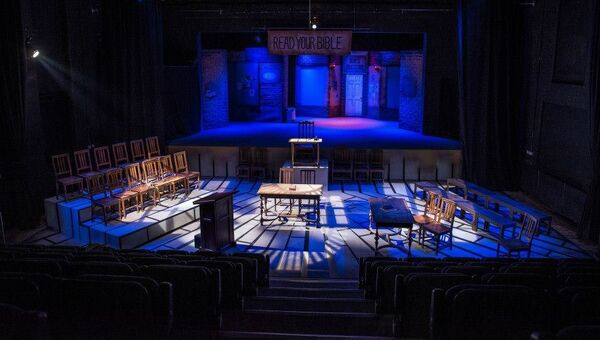 Сцена театра The Quarry Theatre at St. Luke's, расположенная в бывшей церкви святого Люка в Бедфорде, Великобритания Сцена театра The Quarry Theatre at St. Luke's, расположенная в бывшей церкви святого Люка в Бедфорде, Великобритания