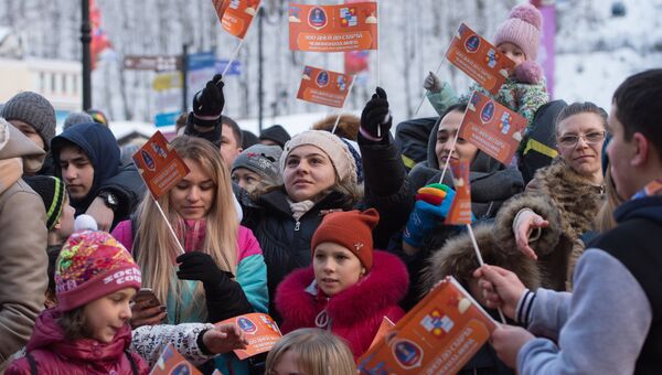 Местные жители на праздничных мероприятиях в Сочи, на которых отмечают 500 дней до начала чемпионата мира по футболу 2018 года в России Местные жители на праздничных мероприятиях в Сочи, на которых отмечают 500 дней до начала чемпионата мира по футболу 2018 года в России