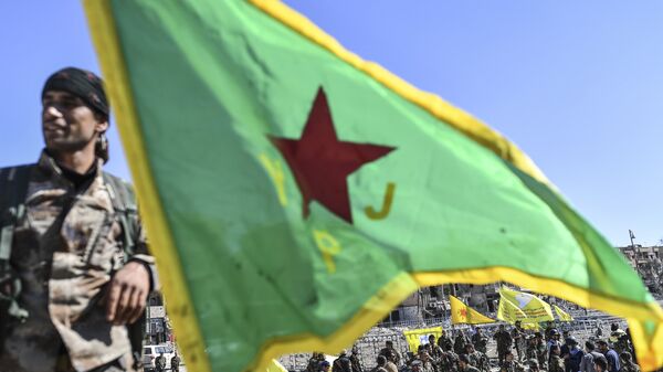 Бойцы отряда народной самообороны курдов (YPG) в городе Ракка, Сирия. Архивное фото Бойцы отряда народной самообороны курдов (YPG) в городе Ракка, Сирия. Архивное фото