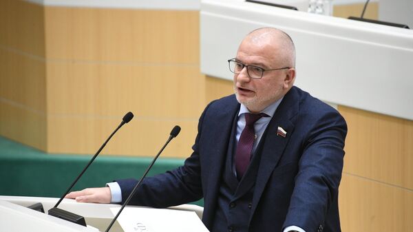 Председатель комитета Совета Федерации по конституционному законодательству и государственному строительству Андрей Клишас выступает на заседании Совета Федерации РФ. 29 ноября 2017 Председатель комитета Совета Федерации по конституционному законодательству и государственному строительству Андрей Клишас выступает на заседании Совета Федерации РФ. 29 ноября 2017